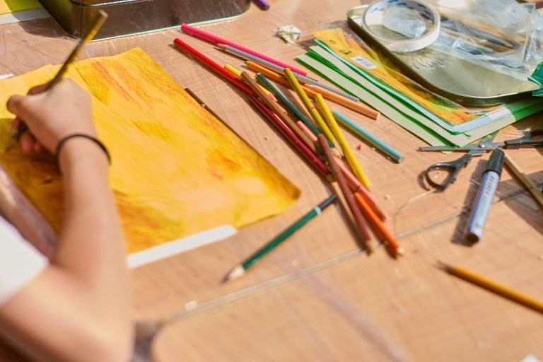 Warsztaty- Farby i kredki czyli zwykłe rysowanie z malowaniem